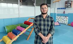 Aldığı eğitimle otizmi aşan Kerim, şimdi otizmli bireylerin ailelerine destek veriyor