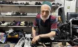 Sakarya'da çocukken başladığı ayakkabı tamirciliğini 62 yıldır sürdürüyor