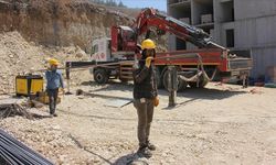 Depremzede inşaat ustaları Kilis'te afet konutlarının yapımında çalışıyor