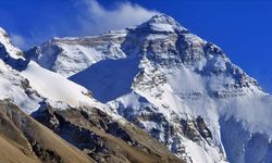 Everest Dağı'ndan dönen ve 6 kişiyi taşıyan helikopter radardan kayboldu