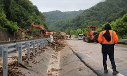 Zonguldak-İstanbul kara yolu heyelan nedeniyle ulaşıma kapatıldı