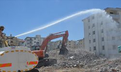 Kahramanmaraş'ta ağır hasarlı binaların yıkımı sürüyor