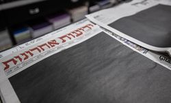 İsrail'de yargı düzenlemesinin onaylanmasının ardından bazı gazetelerin ilk sayfası siyah basıldı