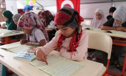 Hatay'da depremzede çocuklar Kur'an-ı Kerim öğreniyor