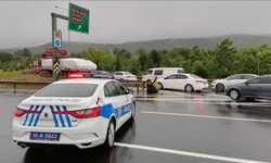 TEM Otoyolu'nda meydana gelen heyelan nedeniyle Ankara-İstanbul yönü trafiğe kapatıldı