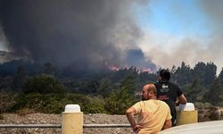 İngiliz tatil operatörü, Yunanistan'ın Rodos Adası'ndaki yangınlar nedeniyle tüm uçuşları iptal etti
