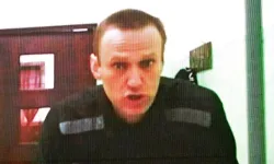 Kremlin sıkı sıkıya tutunurken Putin rakibi Alexei Navalny yeni karara hazırlanıyor