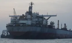 Kızıldeniz'de terk edilmiş bir "yüzen zaman bombası" petrol tankeri başarıyla yükünden boşaltıldı