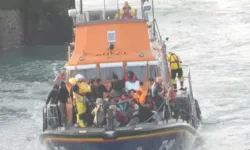 Kanal'da göçmen teknesi batıyor, altı kişi hayatını kaybetti