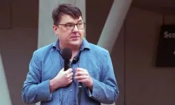 Graham Linehan: Father Ted yazarı, İskoçya parlamentosunda gösteri düzenledi