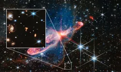 NASA teleskobu derin uzayda parlak soru işareti şeklindeki kozmik nesneyi tespit etti