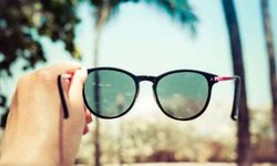 Gözlerinizi korumanın stil sahibi yolu: Güneş gözlüğü kullanımının önemi
