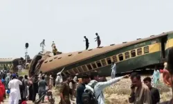 Pakistan'da tren kazası! Çok sayıda ölü ve yaralı var