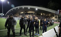Maribor-Fenerbahçe mücadelesi tribünlerde çıkan olaylar nedeniyle durdu