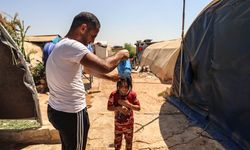 İdlib'deki kamplarda termometreler 50 dereceyi gösteriyor