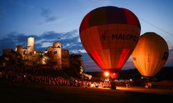 Polonya'daki ortaçağ Ogrodzieniec Kalesi'nde balon festivali