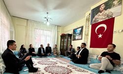Hakkari Valisi Çelik, şehit ailesini ziyaret etti