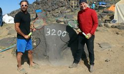 Ağrı Dağı'na tırmanan sporcular, 3200 rakımda idman yaptı