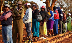 Zimbabve seçimi: Seçmenler enflasyonu düşünerek sandığa gidiyor