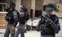 İsrail polisleri, Filistinli bir gencin yüzünü “Davud Yıldızı” çizerek kazıdı