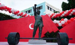 Kartal'da Naim Süleymanoğlu'nun isminin verildiği parka, heykeli konuldu