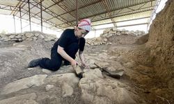 Kazı ekibinin Necibe ablası, gönüllü katıldığı çalışmalar için her gün 140 kilometre katediyor