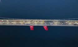 15 Temmuz Şehitler Köprüsü ve Maslak'taki binalara Türk bayrakları asıldı