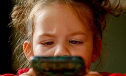 Cep telefonları çocuklarda miyop riskini artırıyor uyarısı