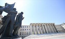 Türkiye'de çağdaş mimarinin iki farklı örneği TBMM binası ve Camisi