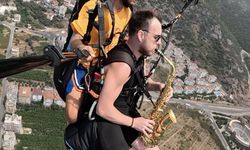 Alanya'da müzisyen yamaç paraşütü yaparken enstrüman çaldı