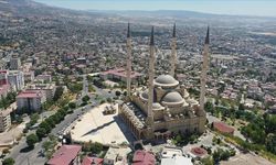 Depremde hasar gören Abdülhamit Han Camisi'ndeki onarım büyük oranda tamamlandı