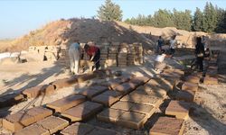 Hatay'da depremlerden etkilenen Aççana Höyük, geleneksel yöntemlerle onarılıyor