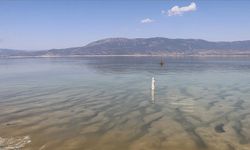 Burdur Gölü'ndeki çekilmenin tanığı 50 yıldır yüzmeyi bırakmıyor