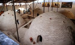 Konya'nın geleneksel düğün pilavı tarihi hamam manzarasında sunuluyor
