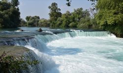 Antalya'da sıcaktan bunalanlar Manavgat Şelalesi'nde serinliyor