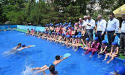 Bursa'da öğrenciler okul bahçelerine kurulan portatif havuzlarda yüzme öğreniyor