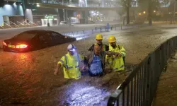 Hong Kong ve Güney Çin, rekor yağmurlardan kaynaklanan yaygın sel felaketiyle mücadele ediyor