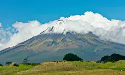 Taranaki Dağı: Dağcı 600 metrelik düşüşten hafif yaralanmalarla kurtuldu