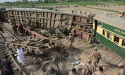 Pakistan'da 2 trenin çarpışması sonucu 20 kişi yaralandı