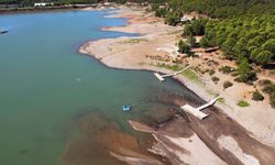 Muğla'nın Ula ilçesinde yağış azlığı nedeniyle Ula Göleti'nde sular kıyıdan yaklaşık 30 metre çekildi.