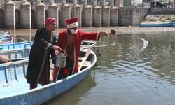 Temsili Nasrettin Hoca kuraklığa dikkati çekmek için Beyşehir Gölü'ne maya çaldı