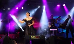 Manisa'da "Beşibiryerde Turizm ve Sanat Festivali"nde şarkıcı Zara konser verdi