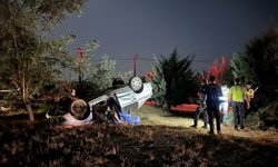 Antalya'da refüje çarparak devrilen otomobilin sürücüsü öldü
