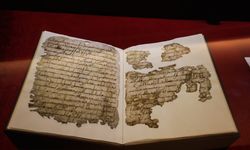Mısır'da restorasyonu tamamlanan 1400 yıllık el yazması Kur'an-ı Kerim sergilendi