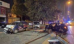 Bursa'da park halindeki araçlara ve direğe çarpan otomobilin sürücüsü yaralandı