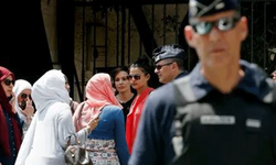 Fransa'da Müslümanlar abaya ve başörtüsü gibi yasaklarla asimile edilmek isteniyor