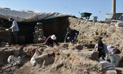 Üçhöyük kazısında mutfak kapları, bakır ve demir işçiliği malzemeleri bulundu