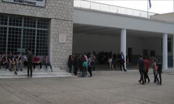 Batı Trakyalı Türkler, azınlık okulunda dönüşümlü eğitimi protesto ediyor