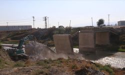 Hatay'da ağır hasarlı 4 bina ve köprü kontrollü yıkıldı