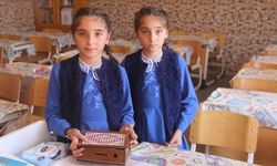 Aksaraylı ikizler kumbaralarındaki parayı depremzede çocuklara bağışladı